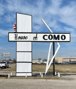 Photo of new House of Como sign by Chanda Ramsey